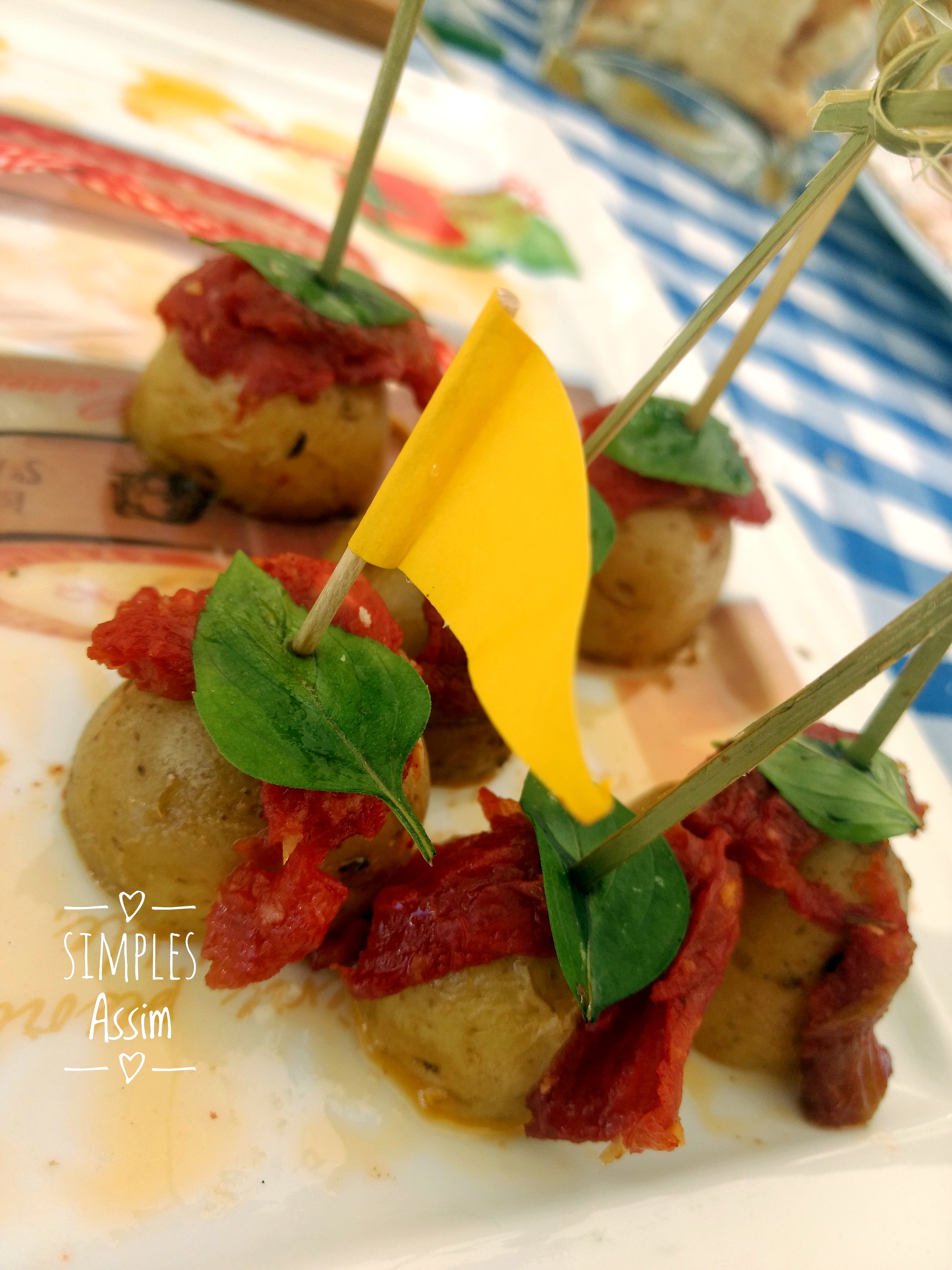 Essas batatinhas com tomate seco e manjericão são fáceis de fazer e são muito gostosas.