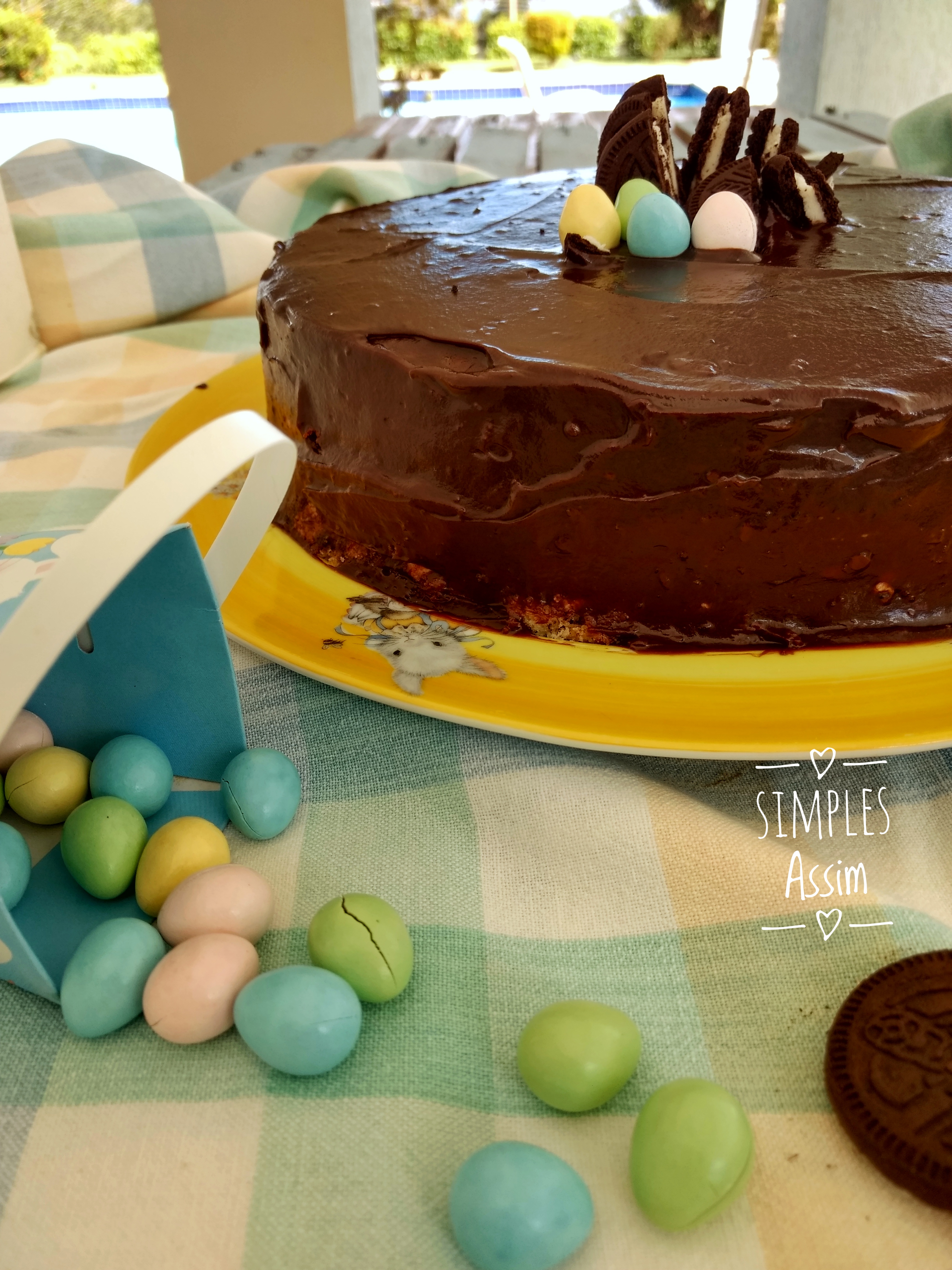 Esse Bolo de Oreo é recheado com cream e coberto com chocolate. Uma delícia.