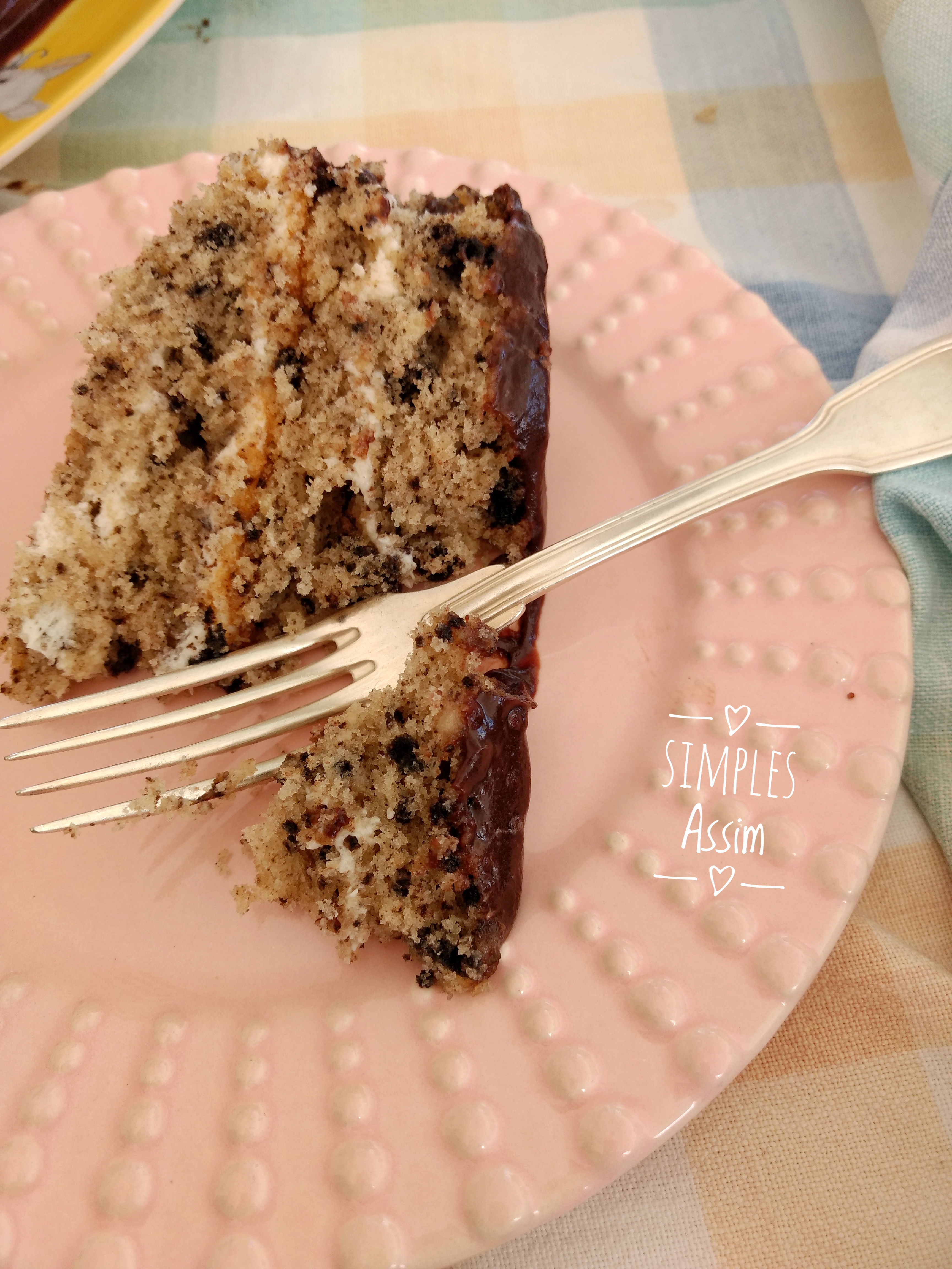 Esse Bolo de Oreo é recheado com cream e coberto com chocolate. Uma delícia.