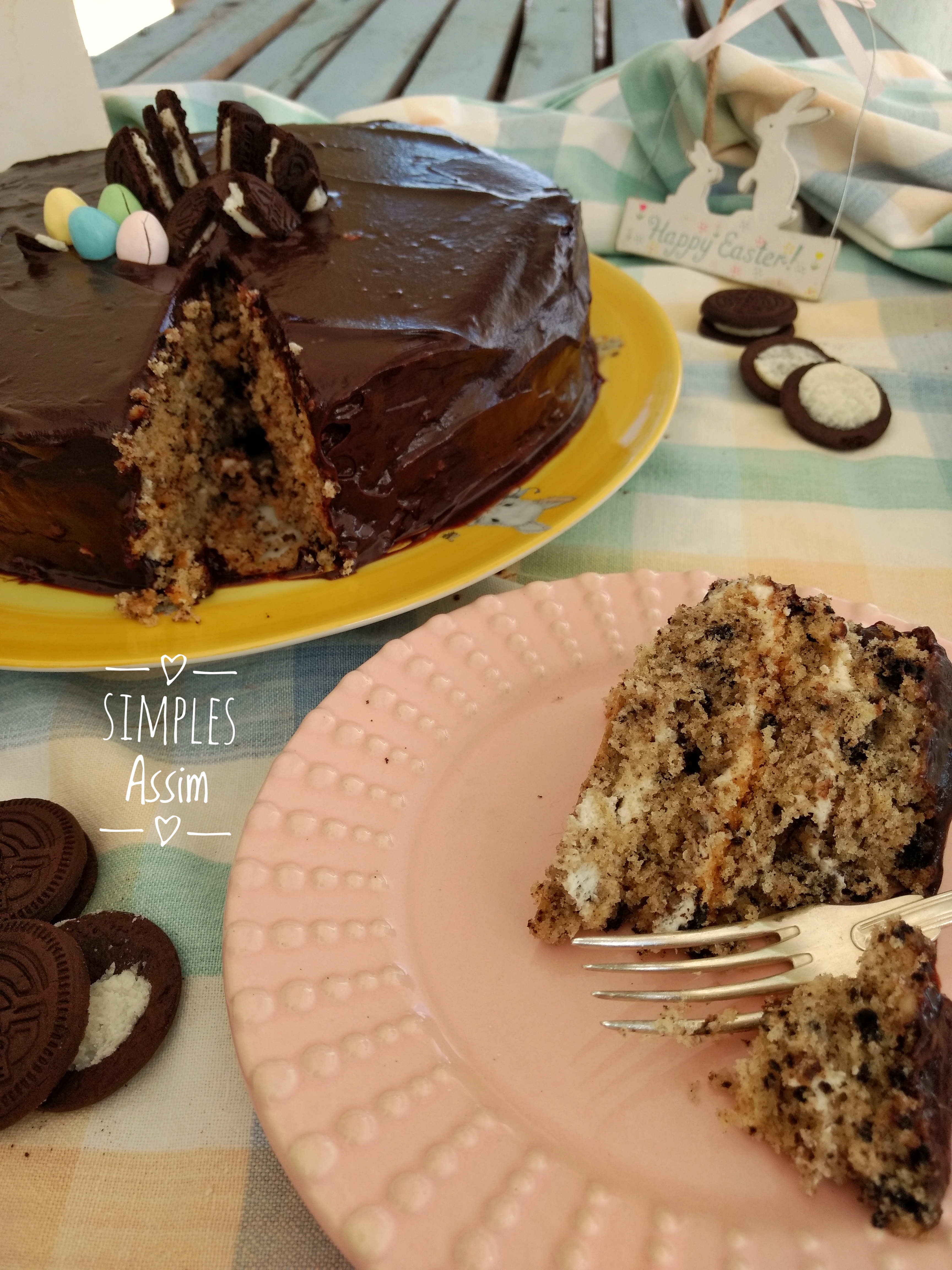 Esse Bolo de Oreo é recheado com cream e coberto com chocolate. Uma delícia.