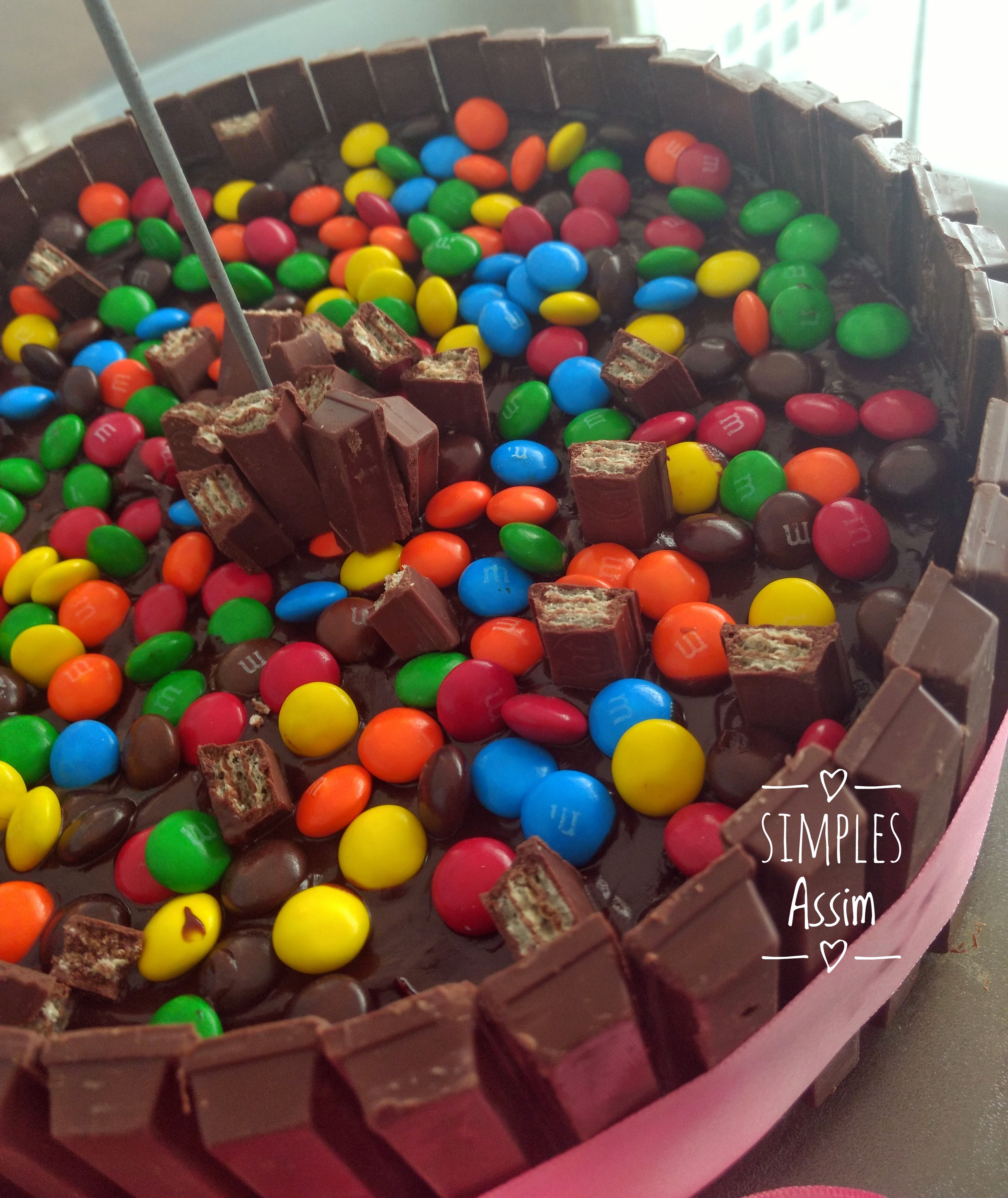 Esse Bolo de Kit Kat e M&Ms é ideal para comemorar um aniversário.