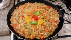 Essa paella vegetariana é gostosa e fácil de fazer