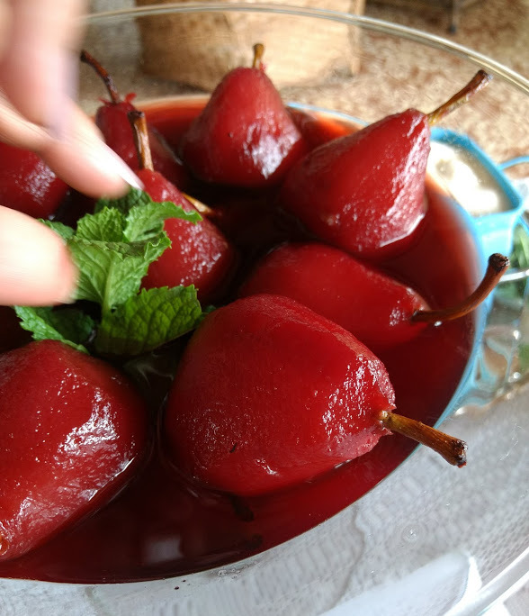 Essas peras ao vinho são deliciosas e muito fáceis de fazer