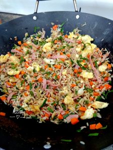 Arroz Yakimeshi é um arroz chinês com ovos, presunto, cenoura , muito gostoso.
