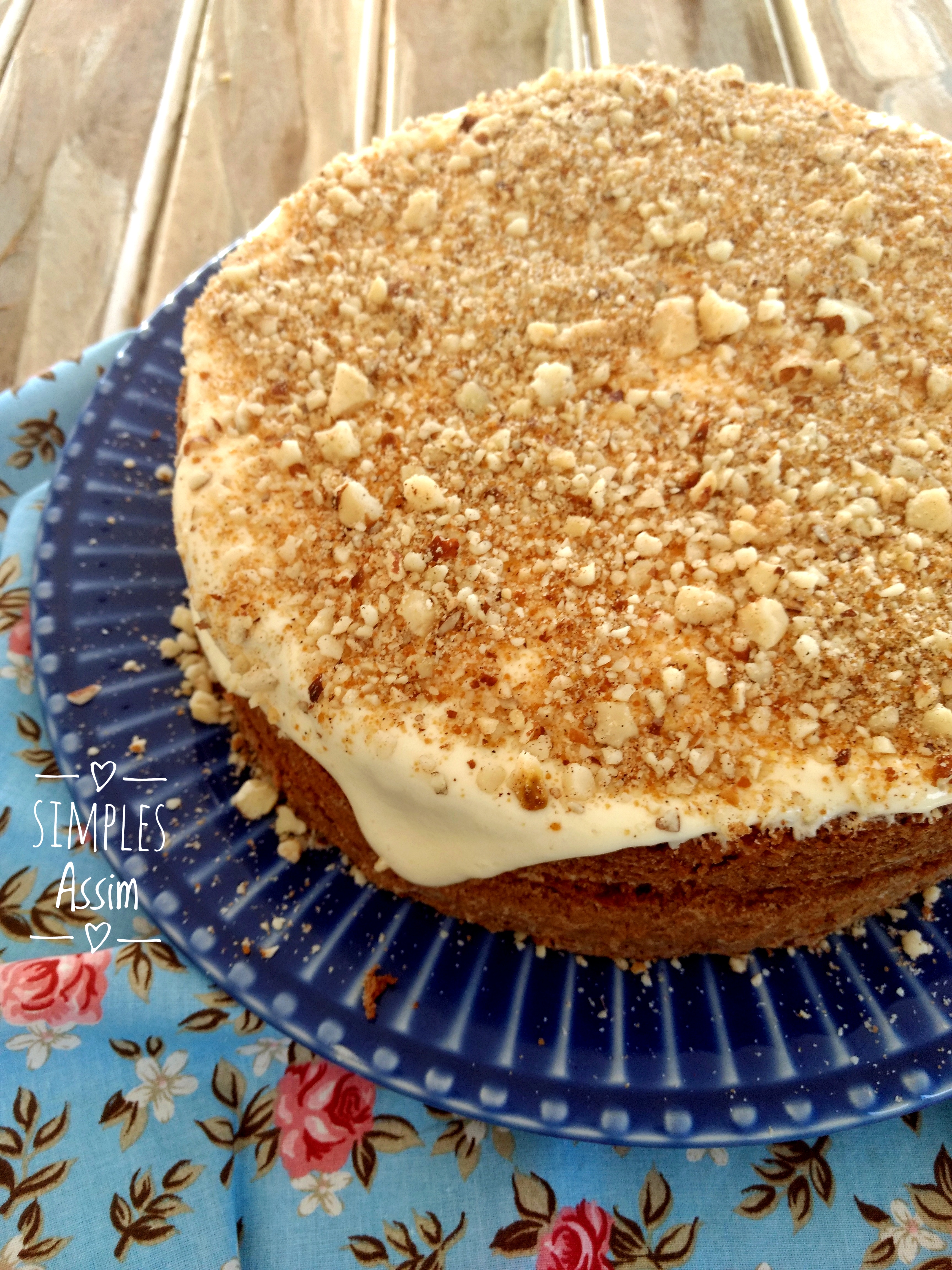 Hummingbird cake é um bolo típico americano, leva banana, abacaxi e especiarias na massa. Uma delícia.