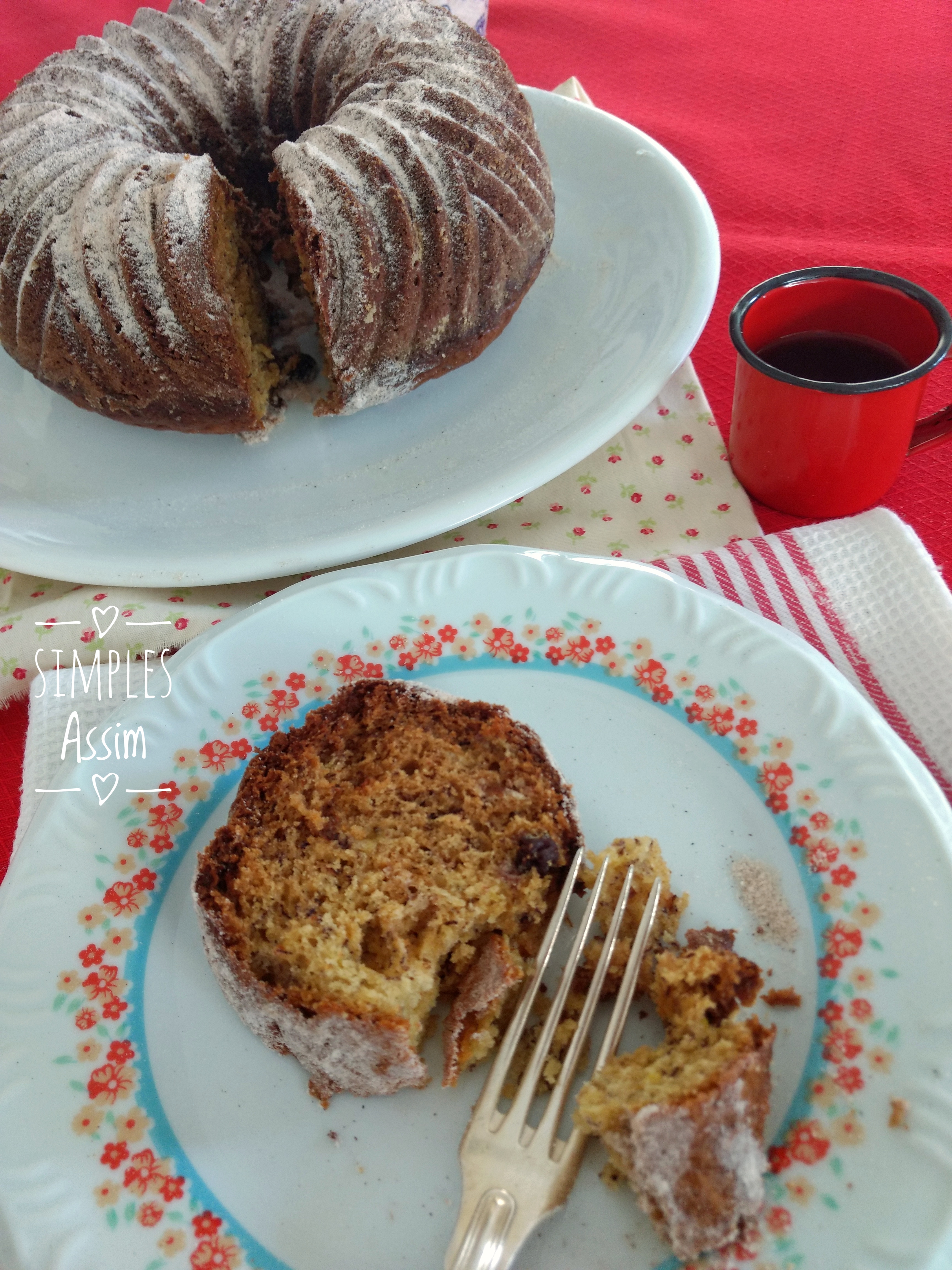 Esse bolo de banana leva amido de milho na massa o que o deixa bem macio.