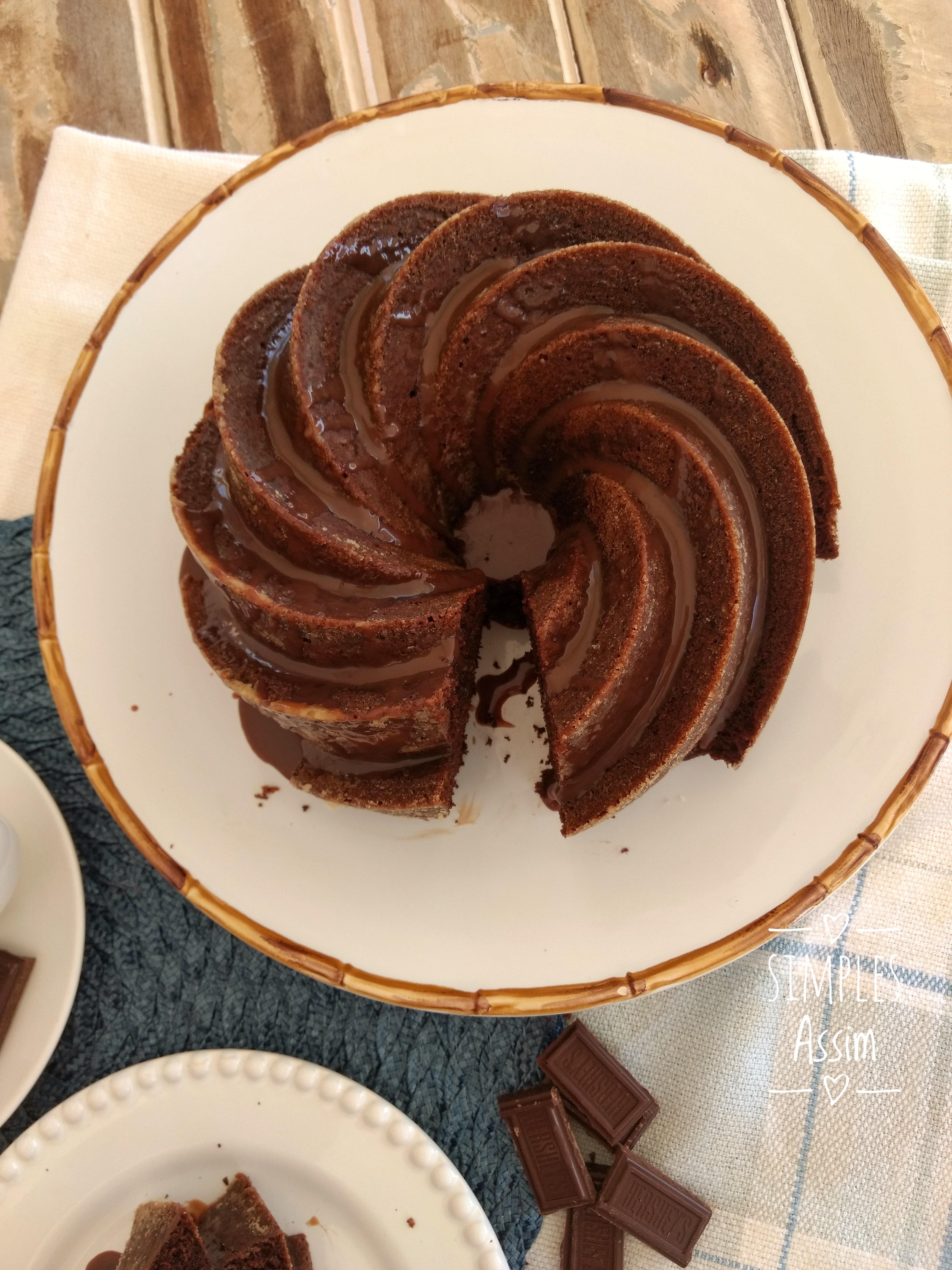 Esse Bolo de chocolate com brigadeiro é daqueles bem intensos, cheio de chocolate