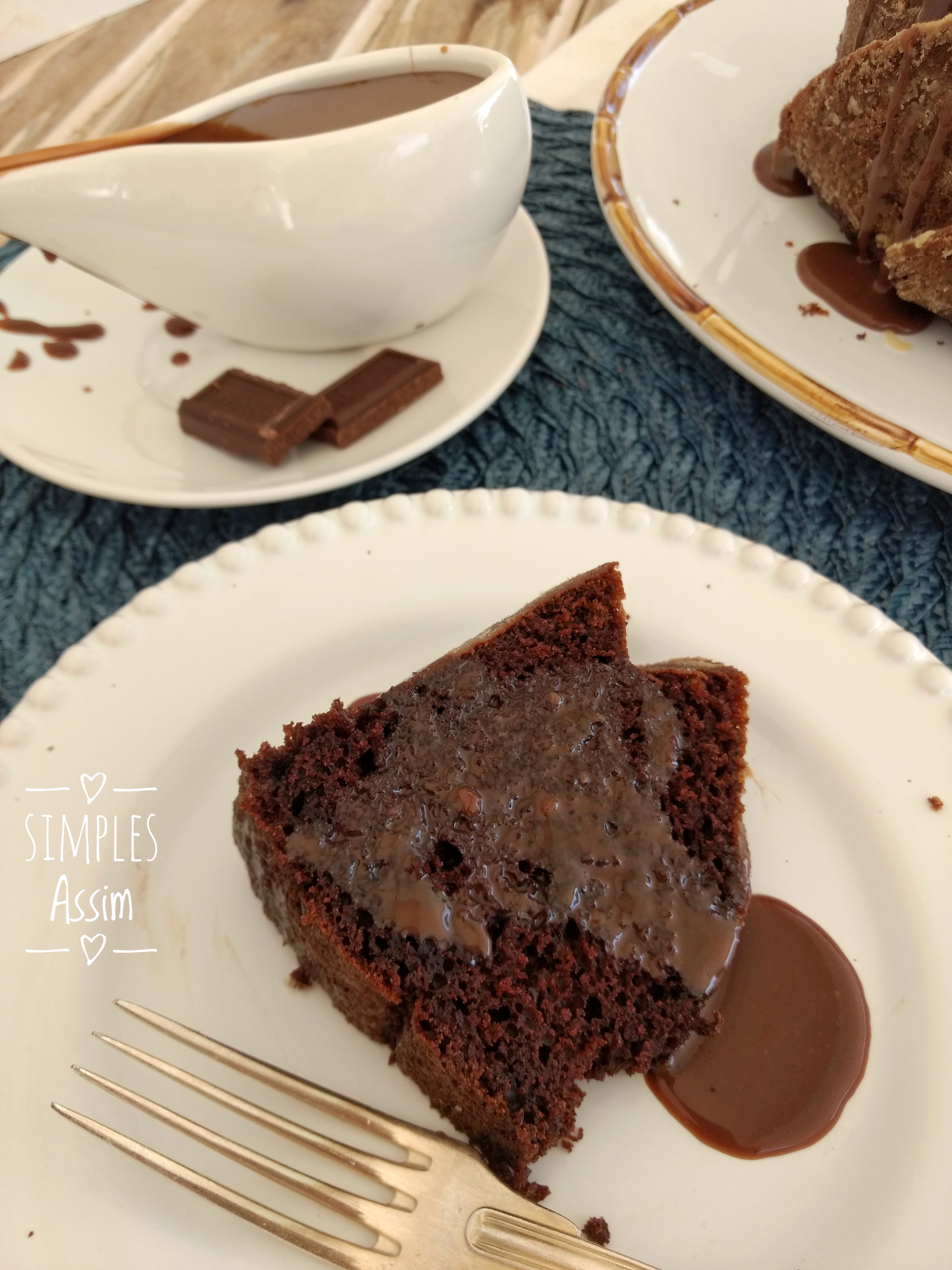 Esse bolo de chocolate com brigadeiro é daqueles que você não consegue comer só um pedaço