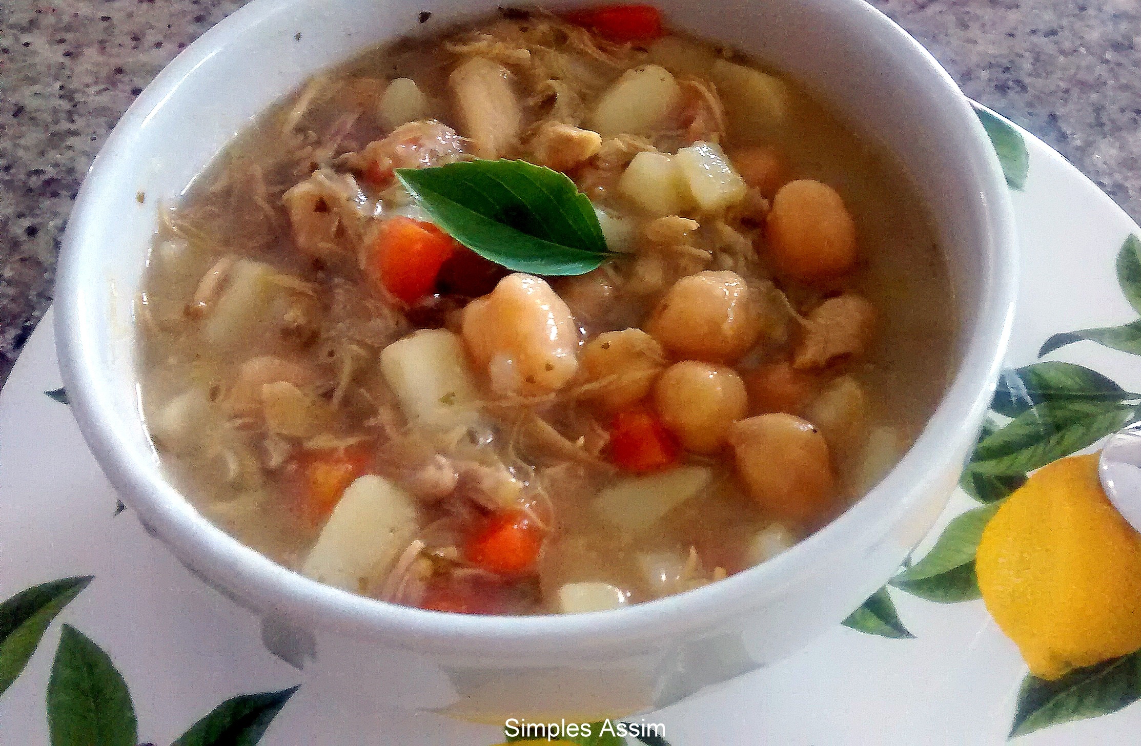 Essa sopa de grão de bico com frango é muito saborosa e nutritiva.