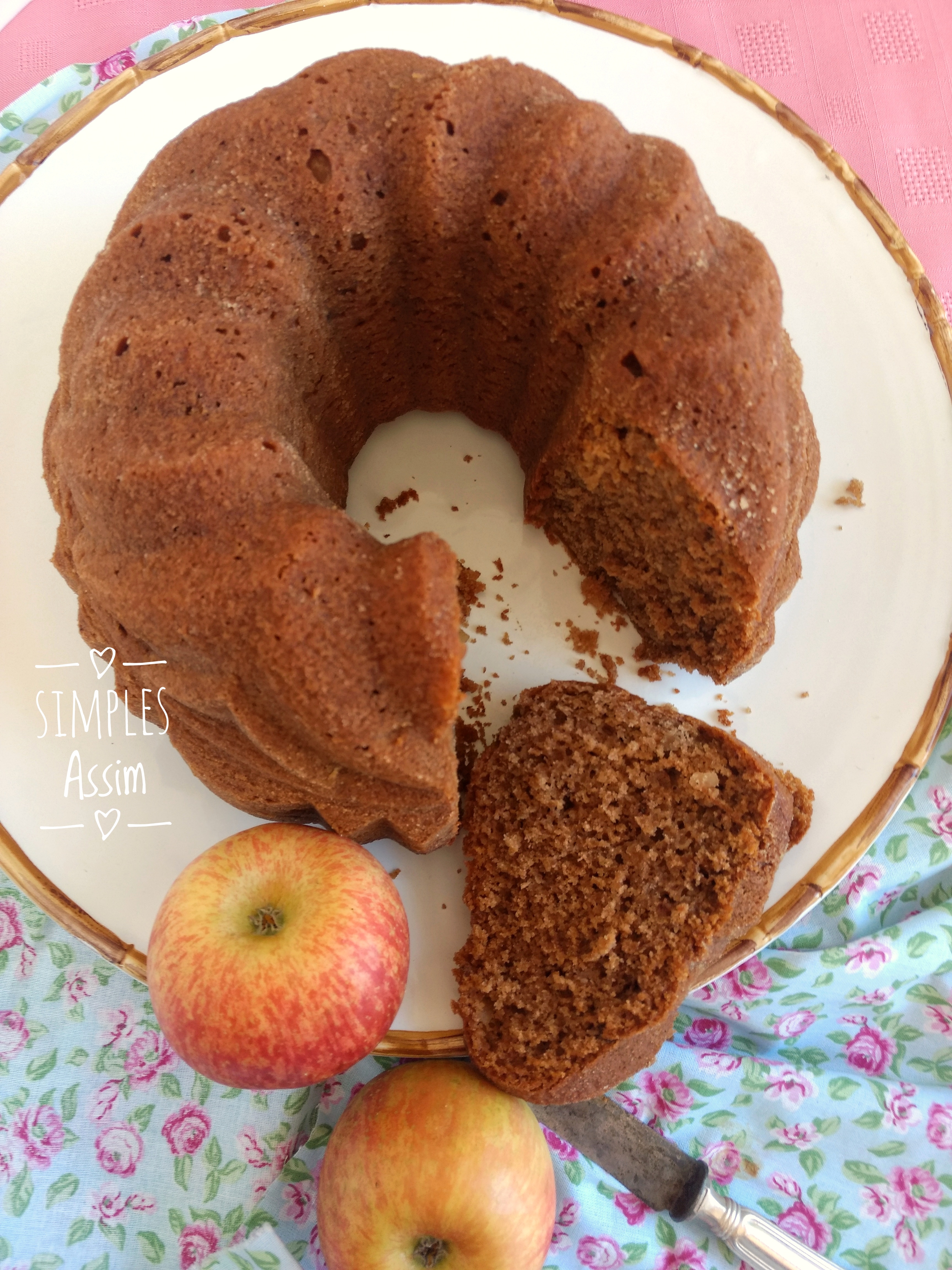 Esse Bolo de maçã com mel e canela é extremamente macio e gostoso.