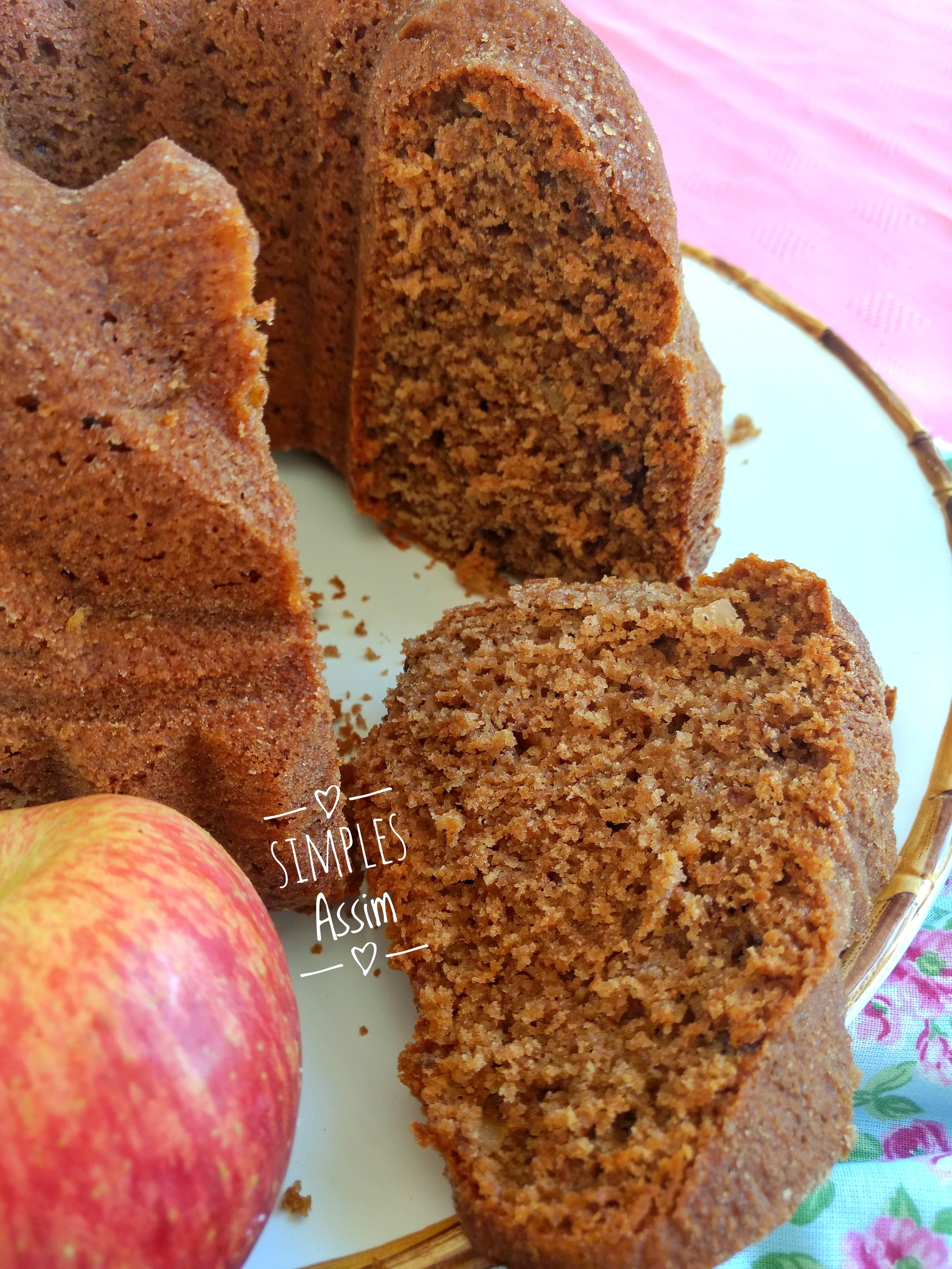 Esse bolo de maçã com mel e canela é fofíssimo e muito saboroso.