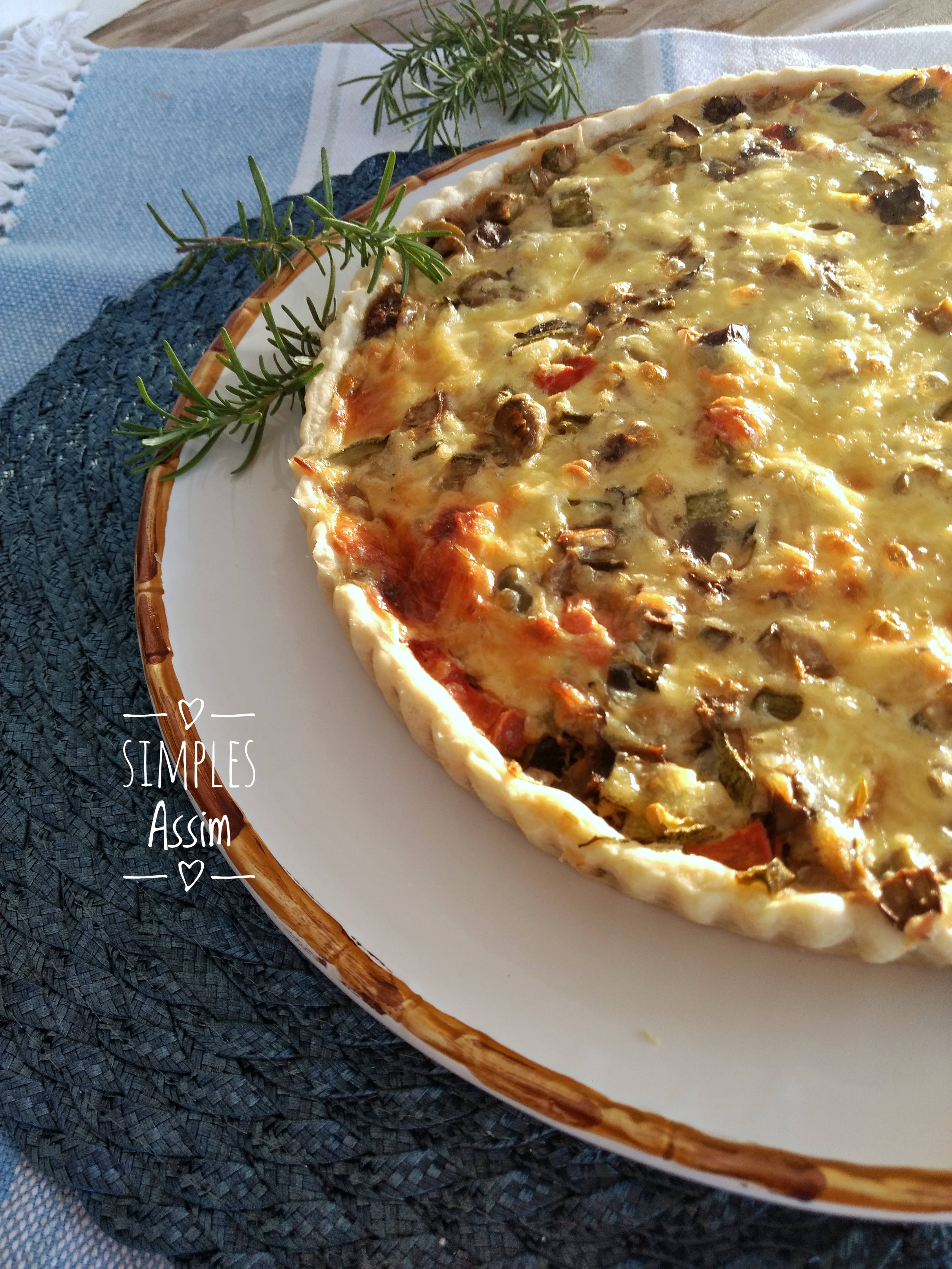 Essa quiche de berinjela com cenoura é uma deliciosa opção para o lanche.