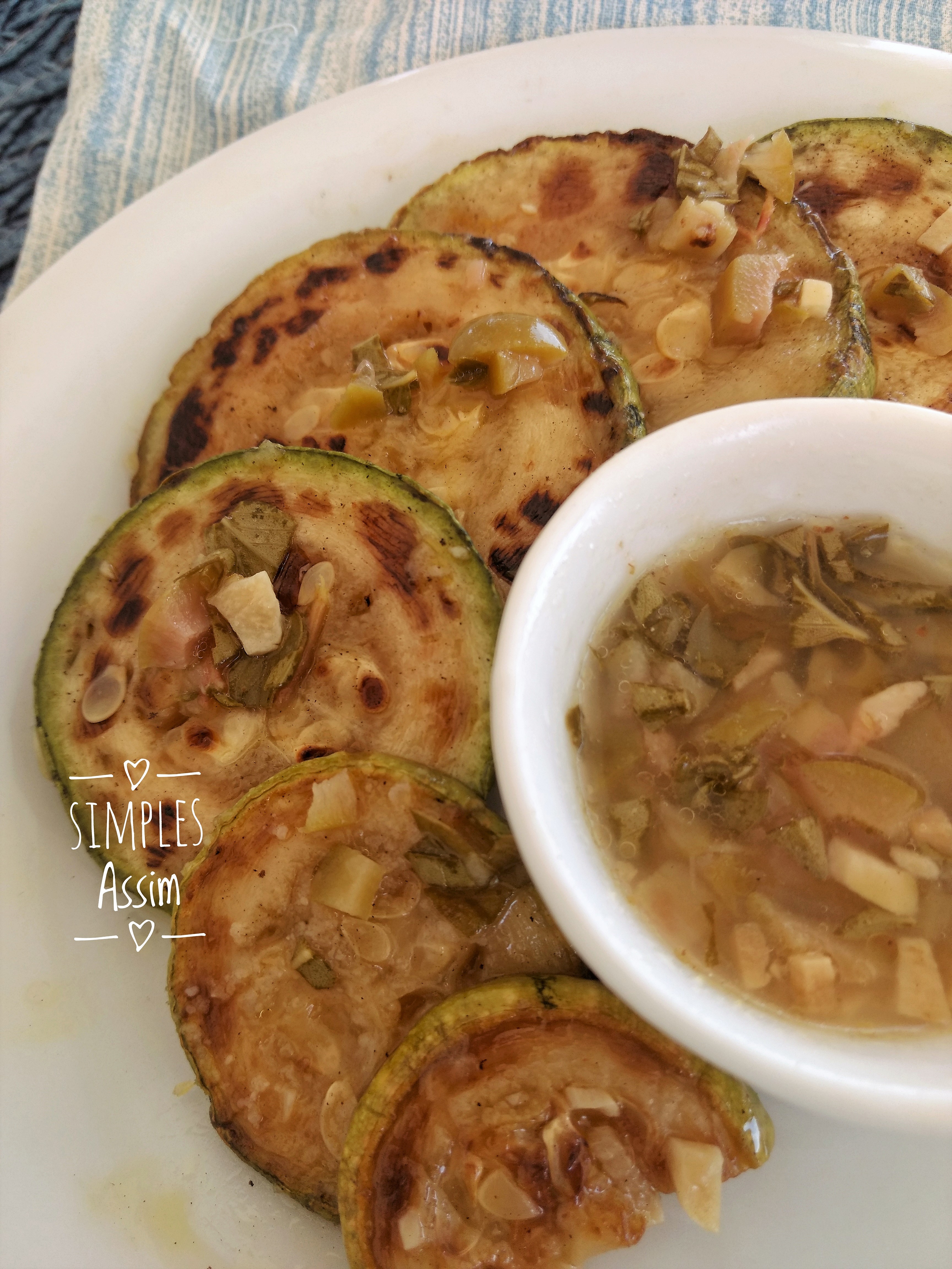 Essas abobrinhas grelhadas com molho de azeitonas verdes é deliciosa e muito leve.