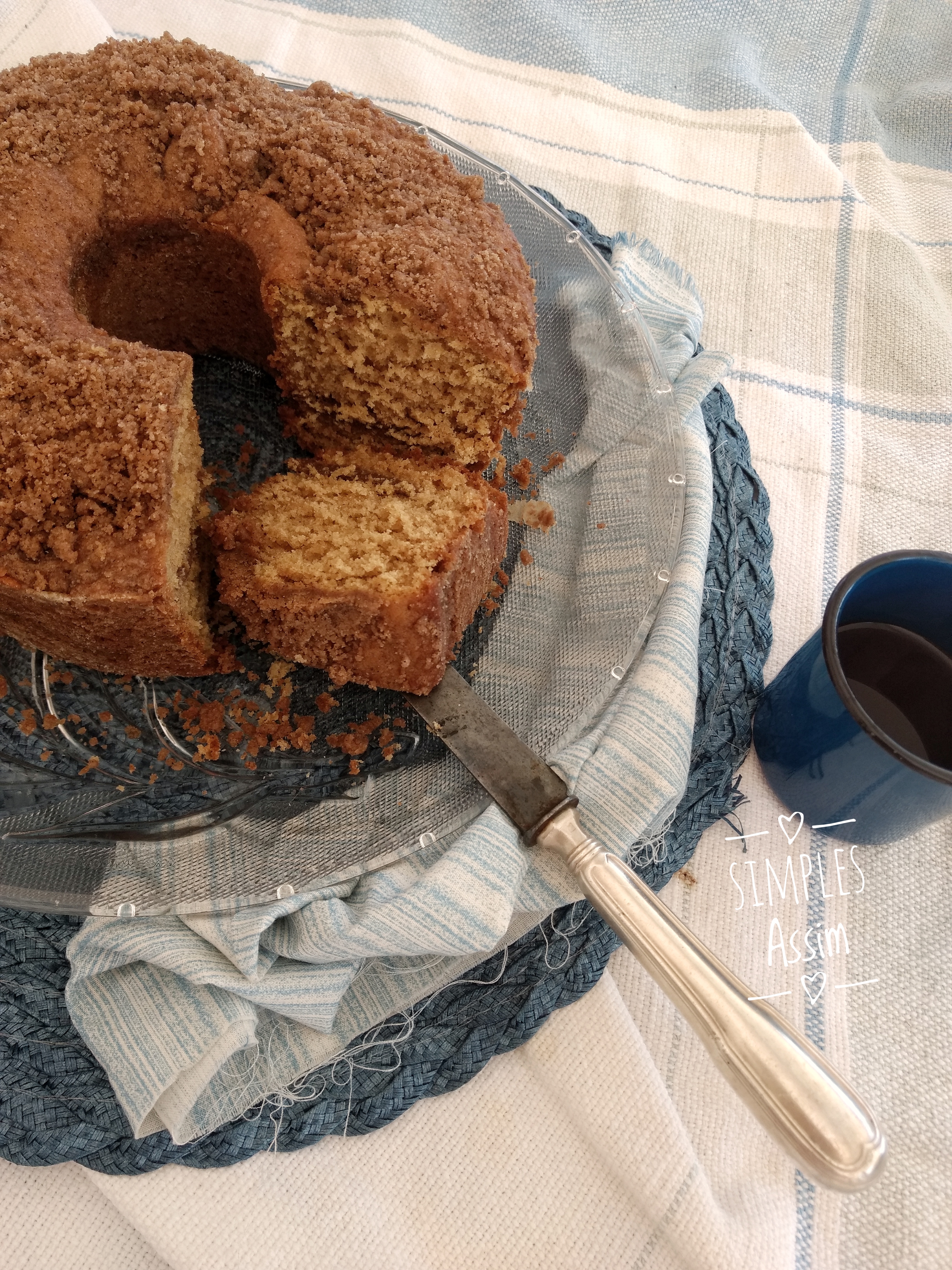 Esse bolo de iogurte com farofa de canela é fofinho e muito gostoso.