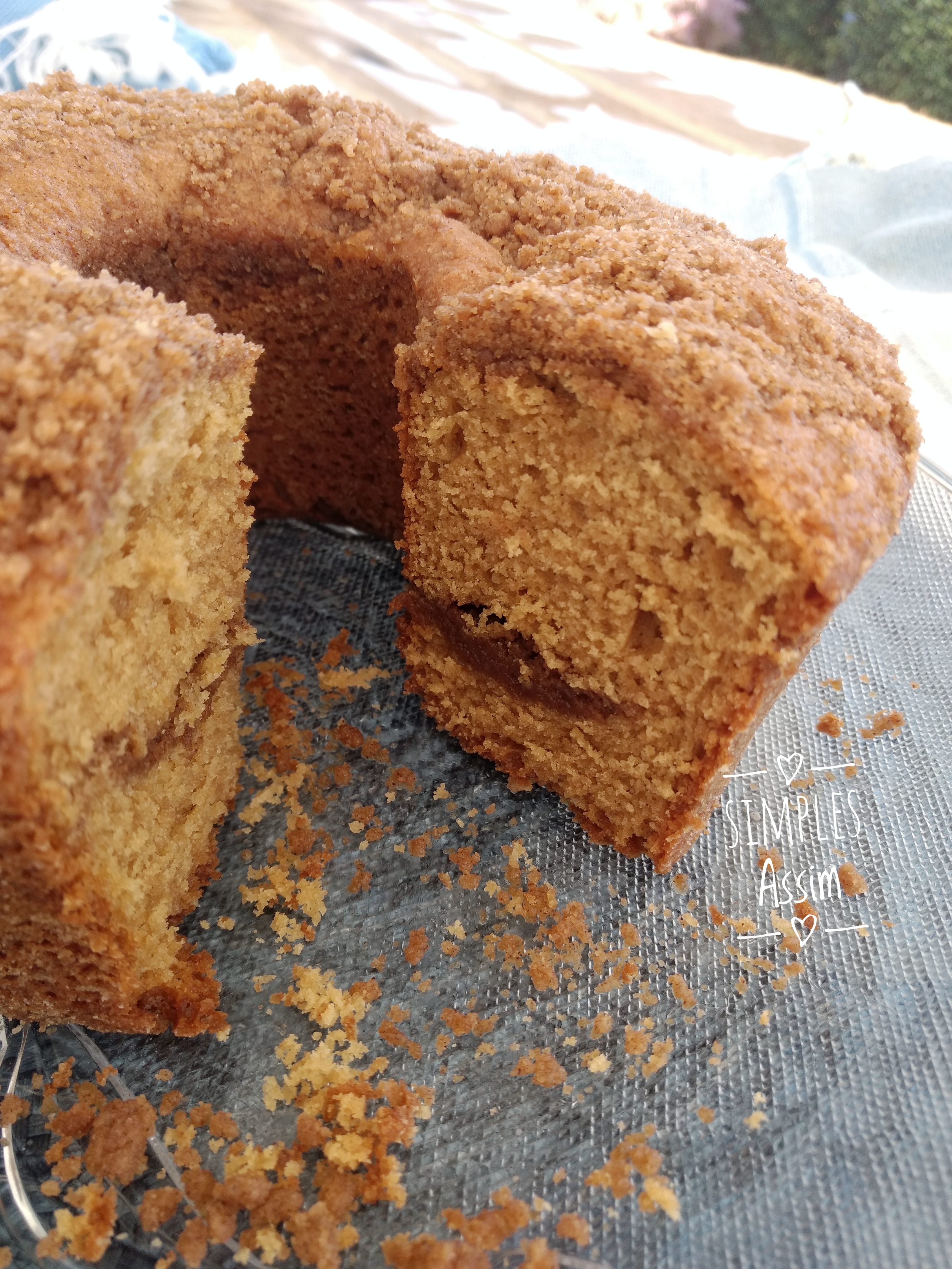 Esse bolo de iogurte com farofa de canela é delicioso.