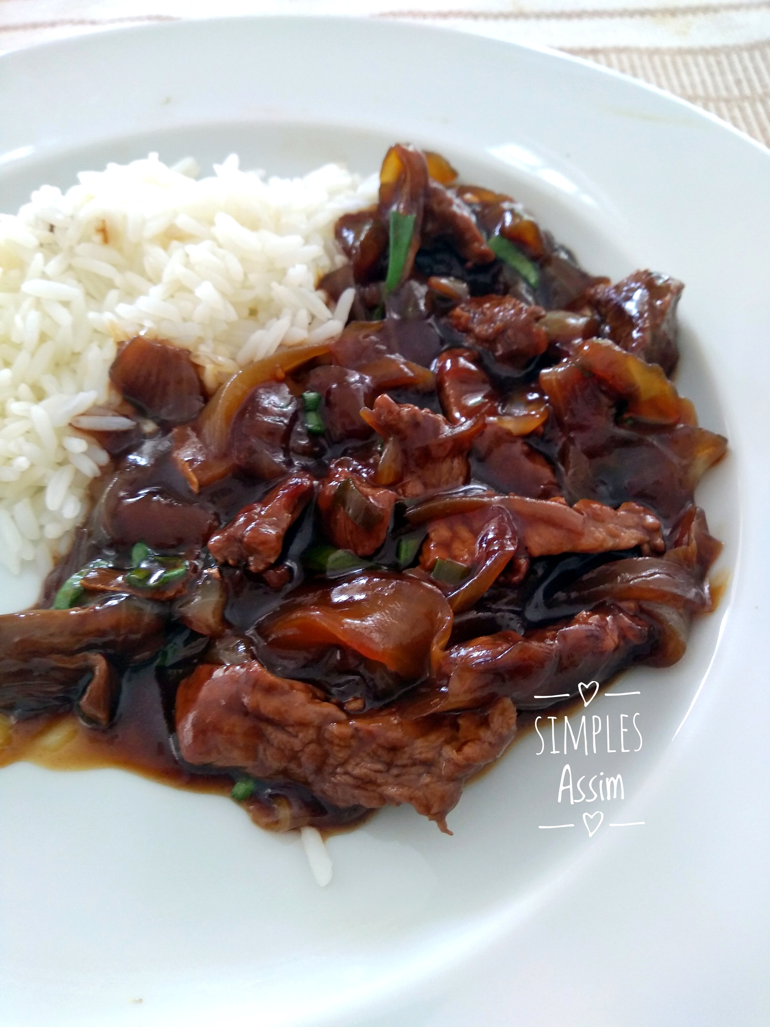 Essa carne chinesa acebolada é fácil de fazer e fica muito gostosa.