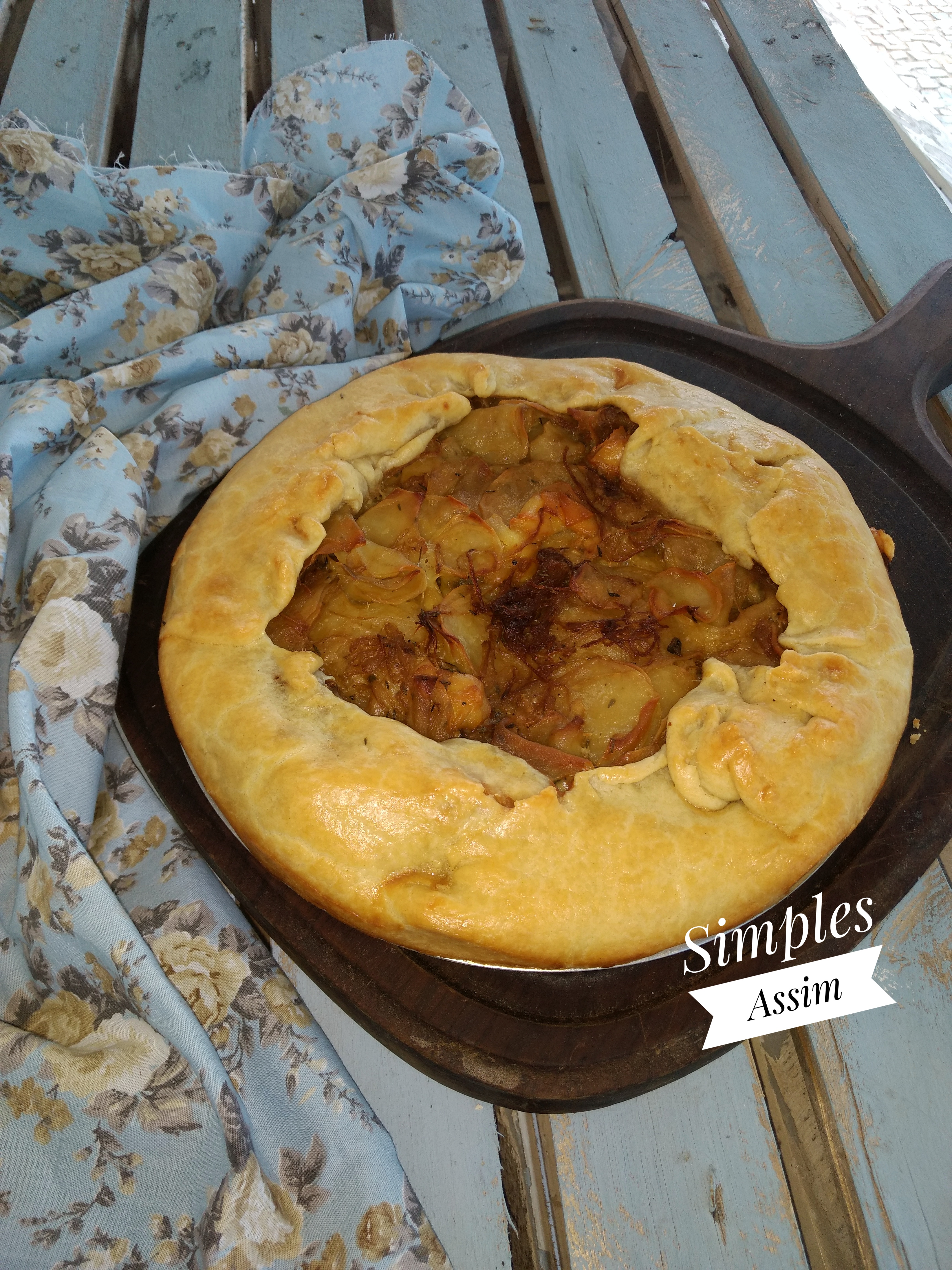 Essa Galette de cebolas, batatas e queijo é fácil de fazer e fica deliciosa.