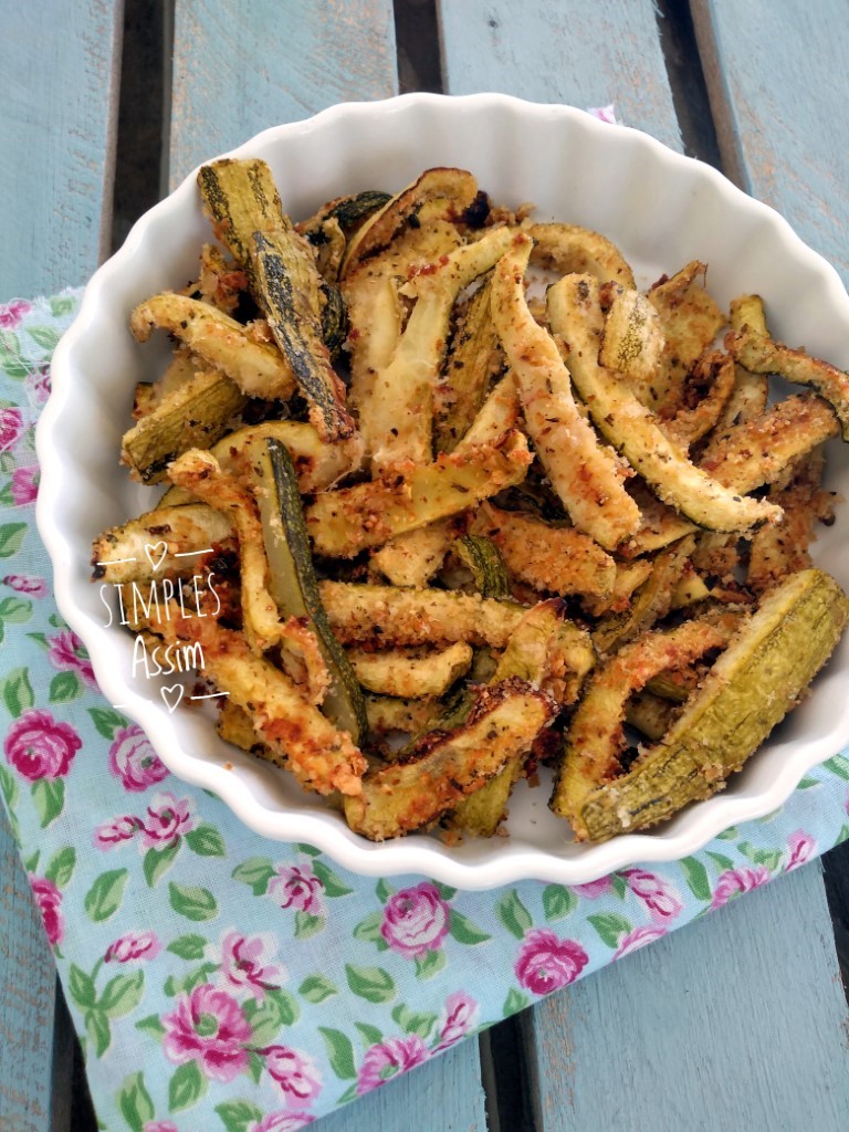 Esses palitos de abobrinha com parmesão são feitos no forno