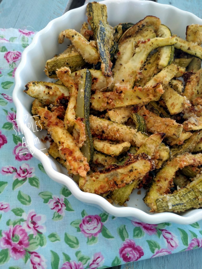 Esses Palitos de abobrinha com parmesão são feitos no forno e ficam deliciosos.