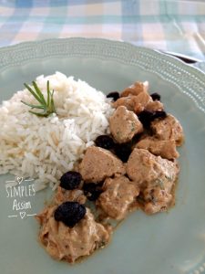 Cubos de frango com molho cremoso de passas, ótima opção.