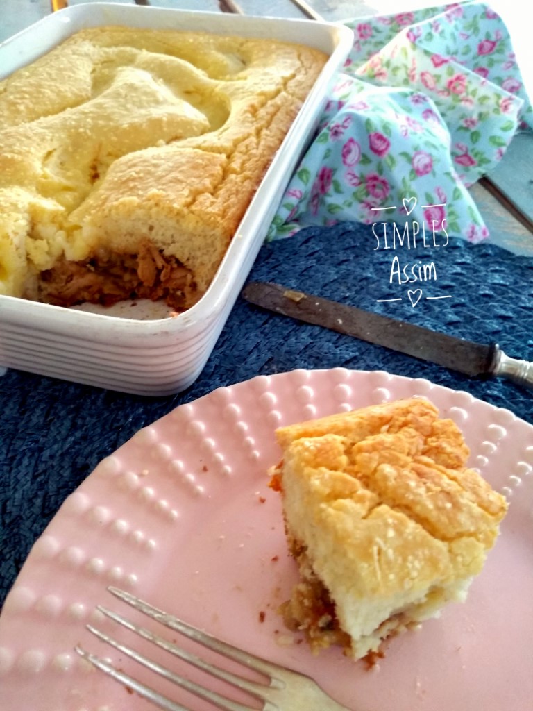 Essa Torta de chocolate fit é feita com farinha de arroz e recheada com requeijão