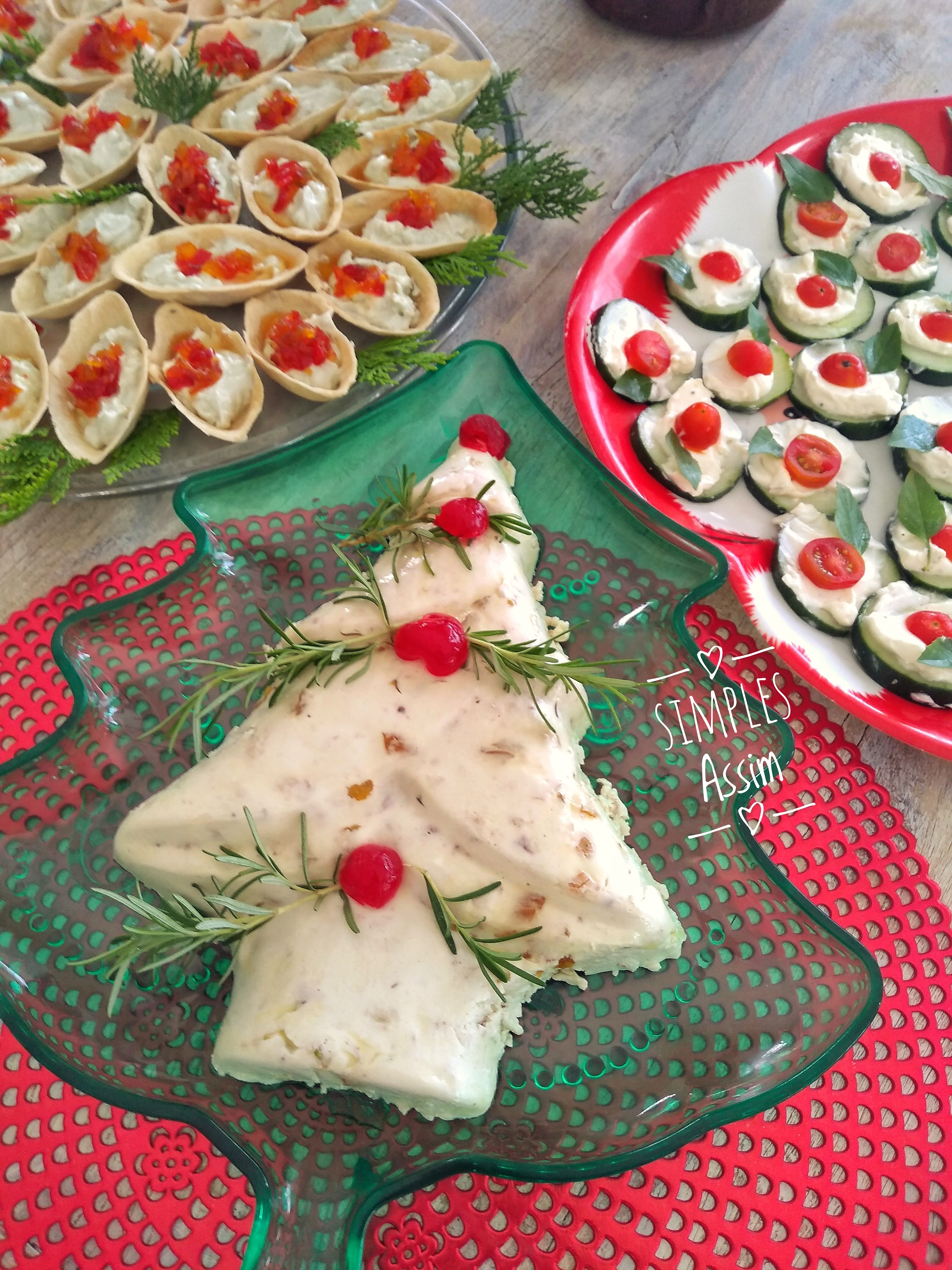 Barquetes de gorgonzola com geleia de pimentão é um atraente aperitivo.