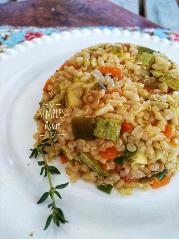 Esse arroz integral com quinoa e legumes pode ser servido com prato único