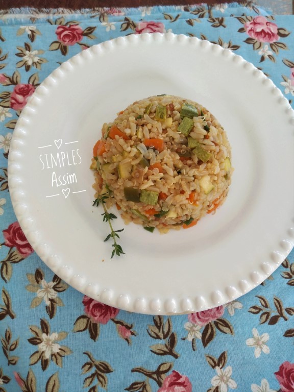 Esse arroz integral com quinoa e legumes pode ser servido como um prato único e é muito saudável