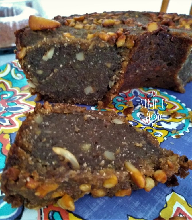 Bolo Pé de moleque é um bolo tradicional do Nordeste feito com rapadura, ervas e castanha