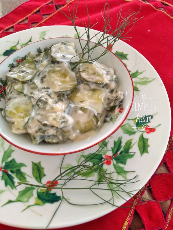 Tzatziki é uma pasta feita com iogurte e pepino