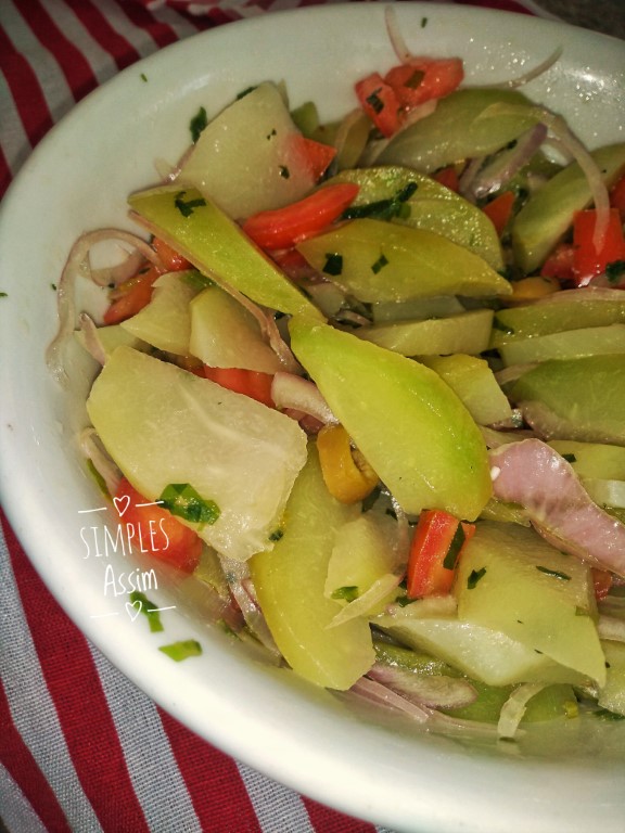 Esse Vinagrete de chuchu é super refrescante e pode ser servido como salada.