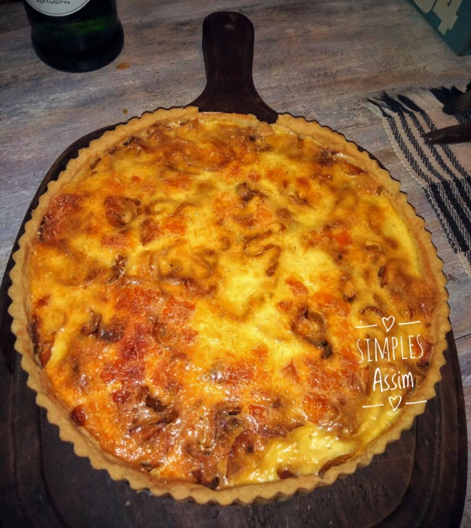 Essa quiche de cebolas douradas tem uma massa que desmancha na boca.