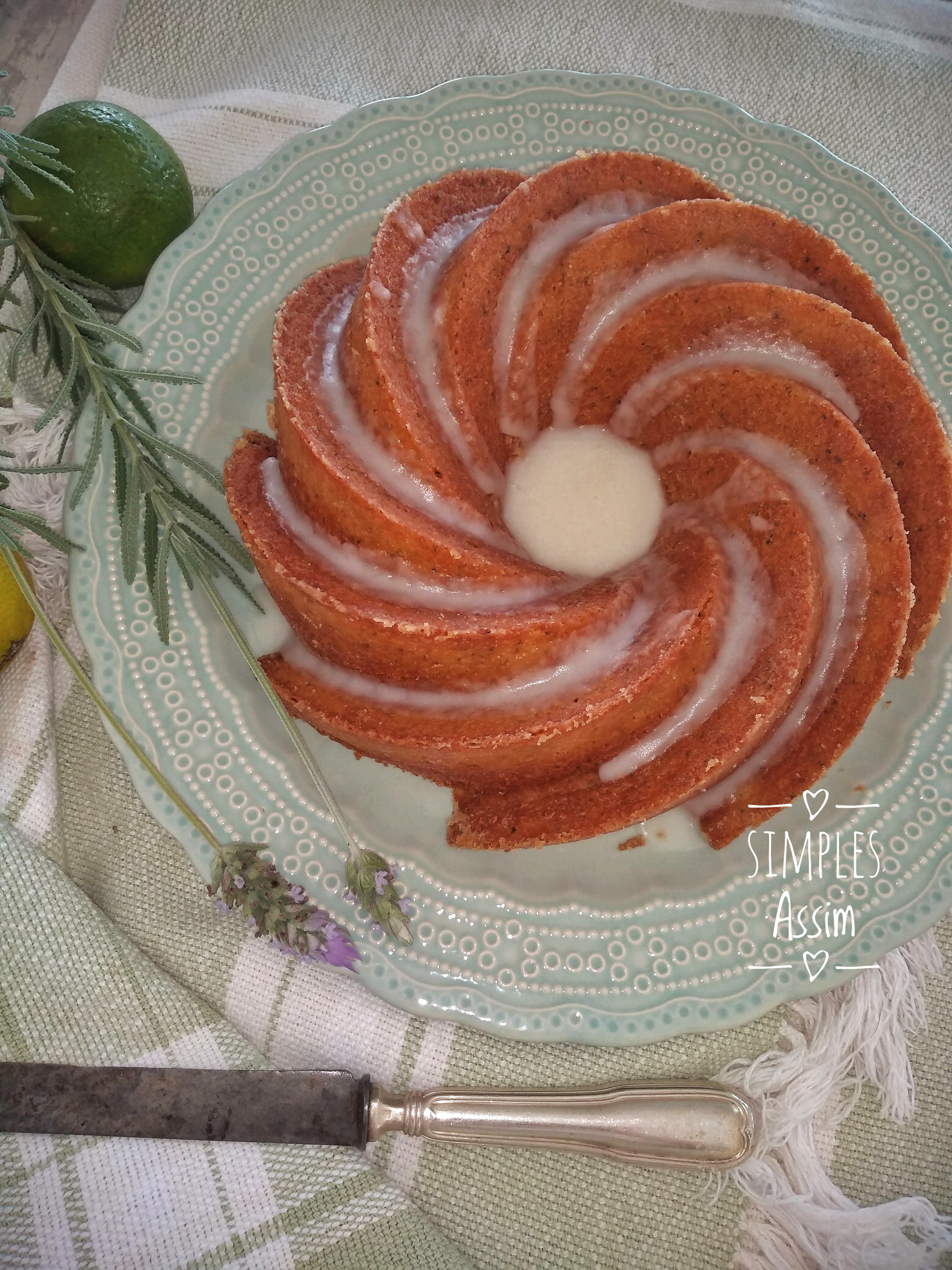 Esse bolo de limão com mascavo e iogurte fica fofinho e muito gostoso.