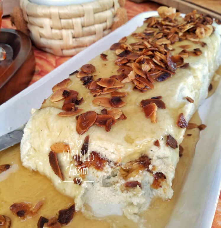 Terrine de queijo com mel e amêndoas é uma entrada requintada e gostosa