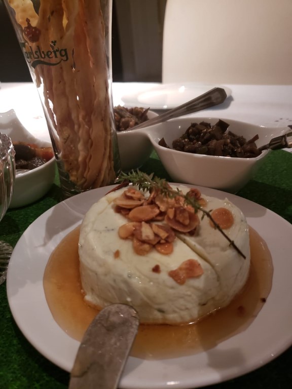 Essa Terrine de queijo com mel e amêndoas é requintada e muito gostosa