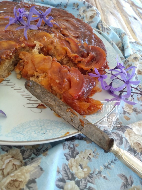 Este Bolo Tatin de maçã e canela com nozes é delicioso e bonito