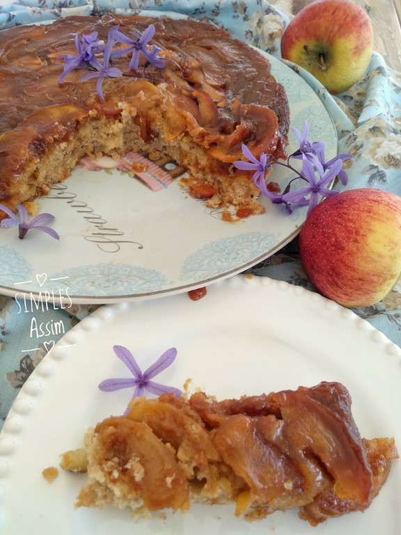 Este Bolo Tatin de maçã e canela com nozes é bonito e gostoso.