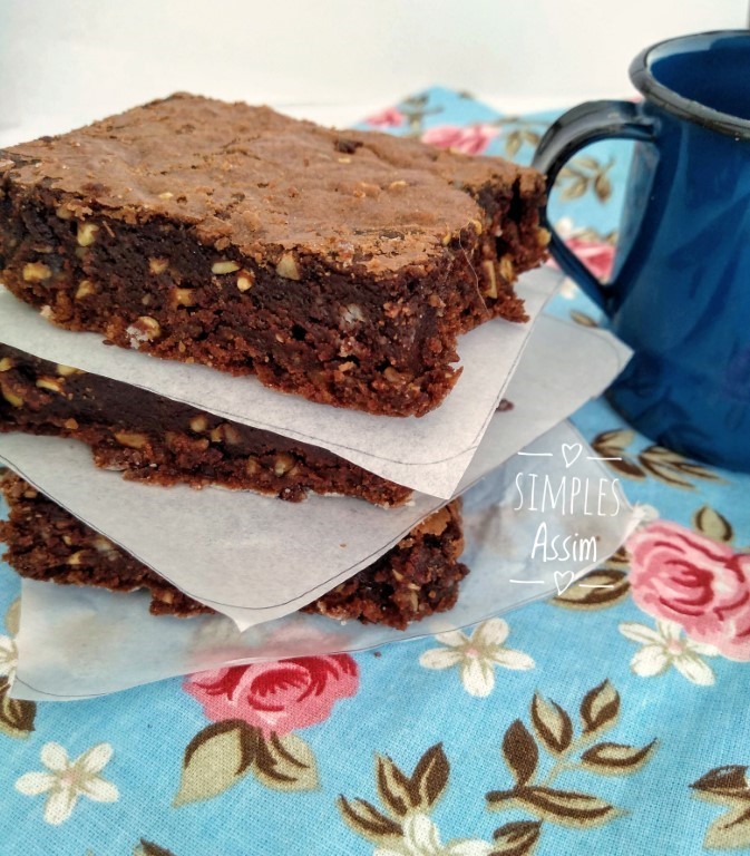 Esse Brownie de chocolate e castanhas low carb não leva açúcar e é muito gostoso.