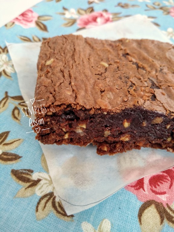 Esse brownie de chocolate e castanhas low carb não leva açúcar e é muito gostoso