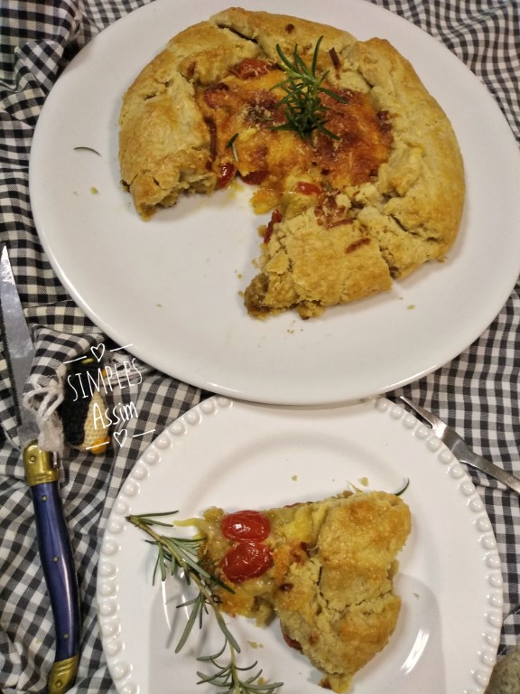 Essa Galette de cebolas, queijo e tomates tem a massa quebradiça e é muito gostosa.