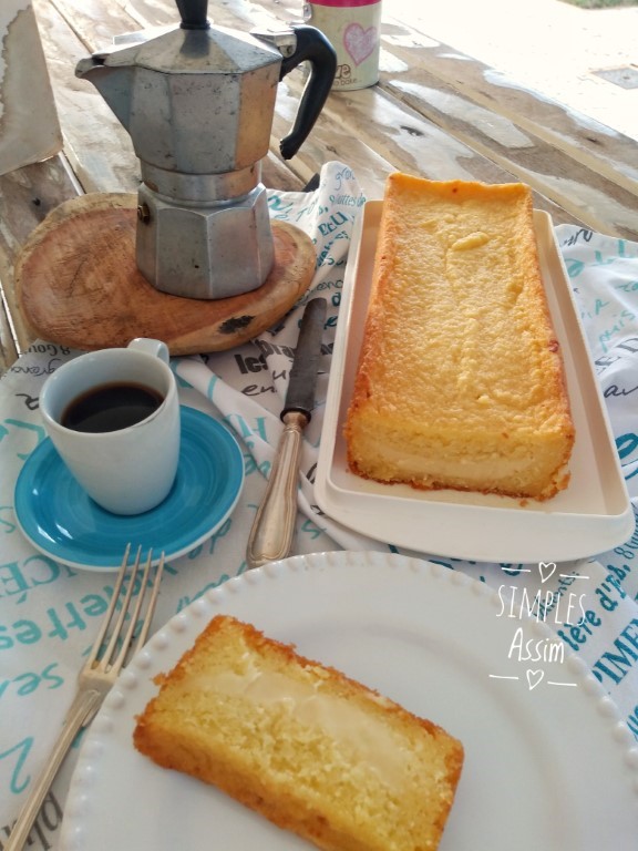 Esse Bolo de mandioca com requeijão é delicioso e fácil de fazer