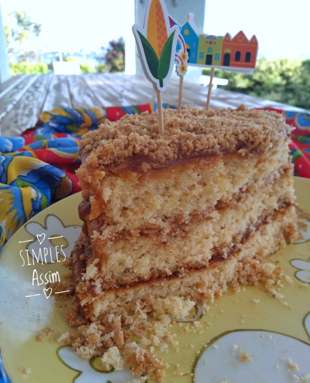 Esse bolo de paçoquinha com calda de caramelo é típico para são joão