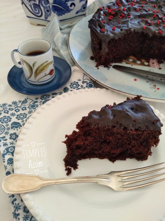 Esse Bolo de chocolate super fácil é delicioso.