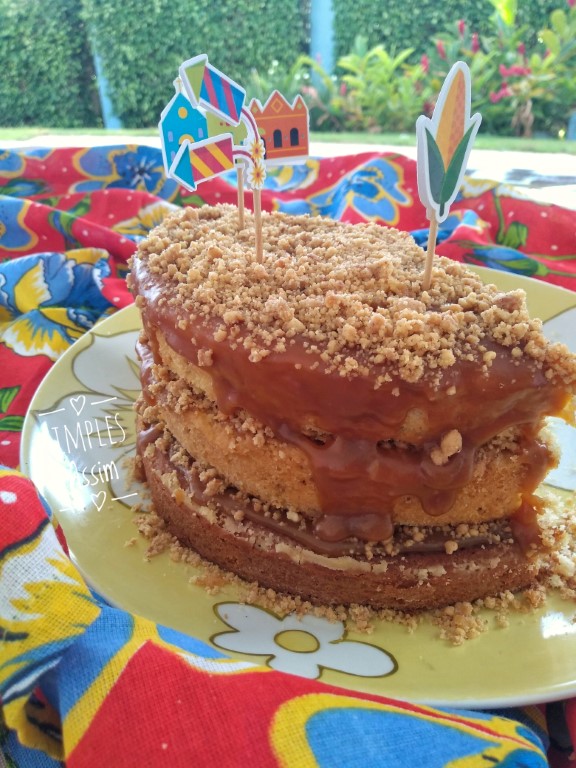 Esse bolo de paçoquinha com calda de caramelo é ótimo para as festas de S. João