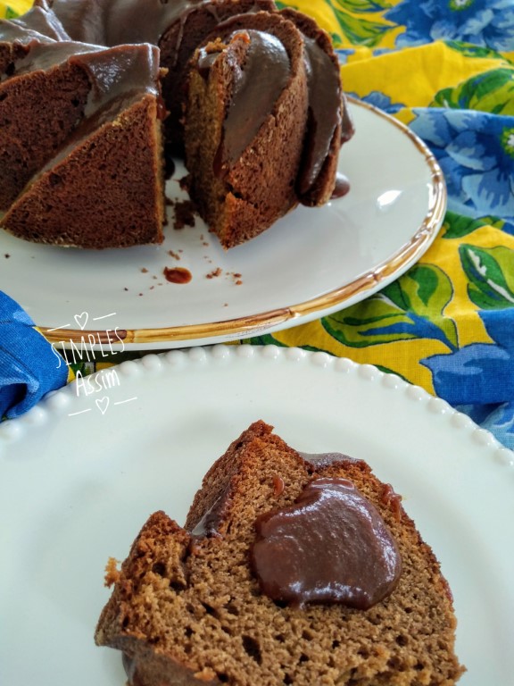 Esse Bolo Banoffee é feito com banana, chocolate e leva calda de caramelo.