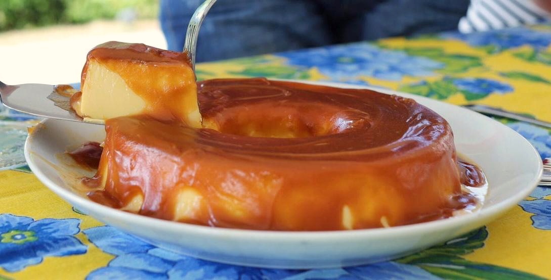 Esse pudim de leite com calda de caramelo salgado é o perfeito