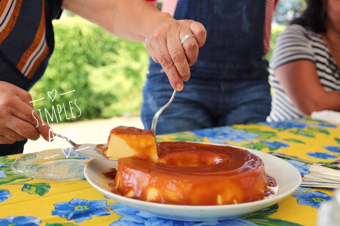 Esse pudim de leite com calda de caramelo salgado é perfeito