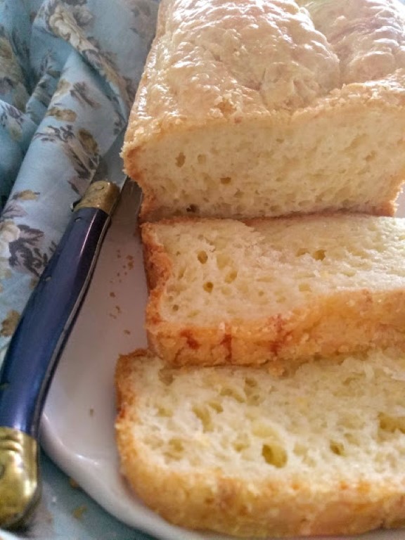 Pão de queijo na forma é fácil de fazer e muito gostoso.