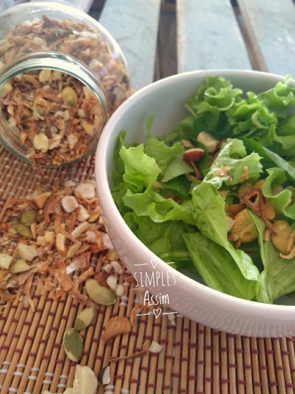 Essa granola salgada é um delicioso complemento para salada de folhas