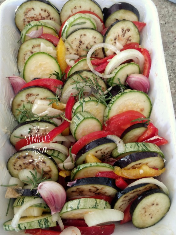 Ratatouille é um clássico da culinária francesa. Um mix de legumes assados muito gostoso.